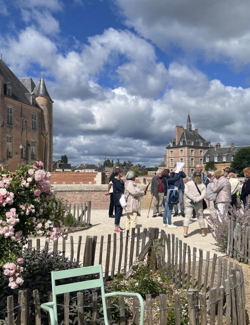 Visite de groupe devant le donjon
