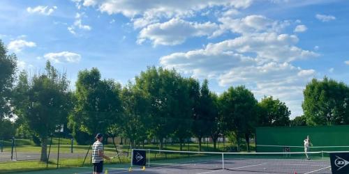 Photo du court de tennis extérieur à Bellegarde