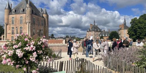 Visite de groupe devant le donjon