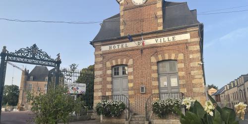 Vue de la mairie du côté de la place Charles Desvergnes