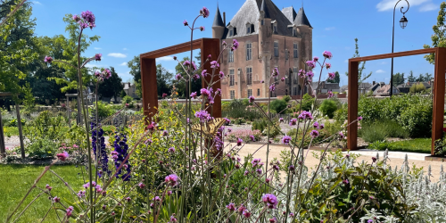 Vue du jardin Jean-Jacques Malet, depuis les arches, côté granges