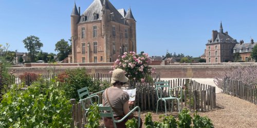 Vue d'une alcôve du jardin propice à la lecture