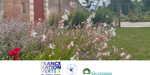 Photo du jardin côté granges et logos des partenaires