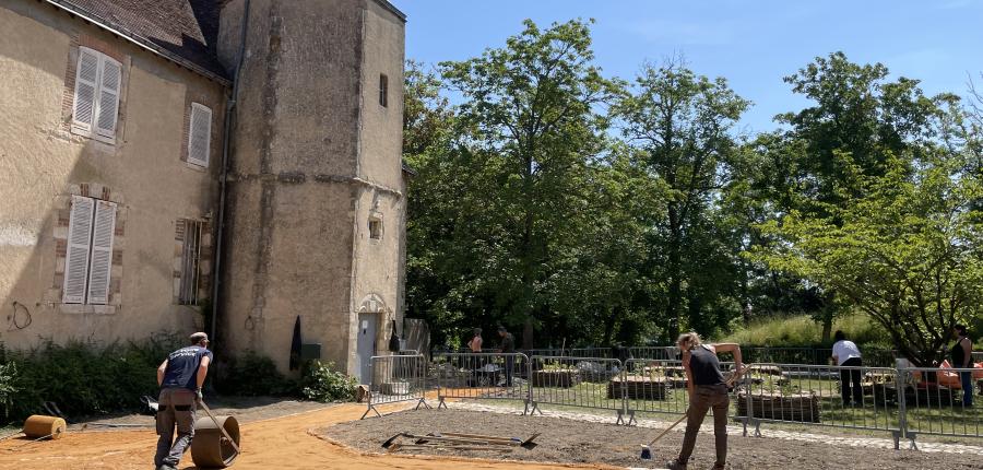 Photo du Chantier Formation en juin 2023. Les stagiaires posent le sol stabilisé des allées du jardin.