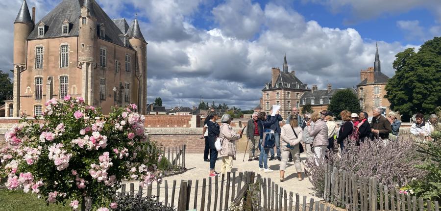 Visite de groupe devant le donjon