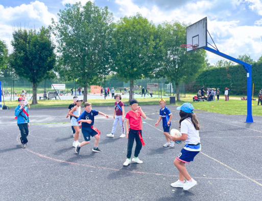 Jeu de ballon sur le plateau sportif de Bellegarde
