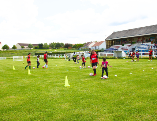 Entraînement de football féminin sur le terrain de foot de Bellegarde
