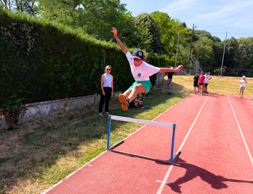 Saut de haie au stade du donjon de Bellegarde