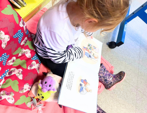Moment lecture pour une jeune fille à la bibliothèque de Bellegarde