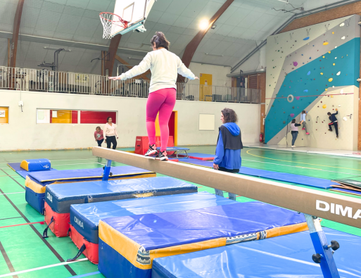 Activité de gymnastique dans le gymnase communal