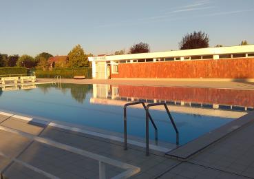 Vue de l'entrée de la piscine avec ses lignes d'eau