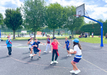 Jeu de ballon sur le plateau sportif de Bellegarde