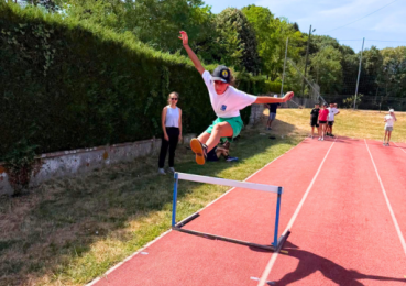 Saut de haie au stade du donjon de Bellegarde