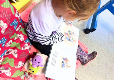 Moment lecture pour une jeune fille à la bibliothèque de Bellegarde