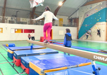 Activité de gymnastique dans le gymnase communal